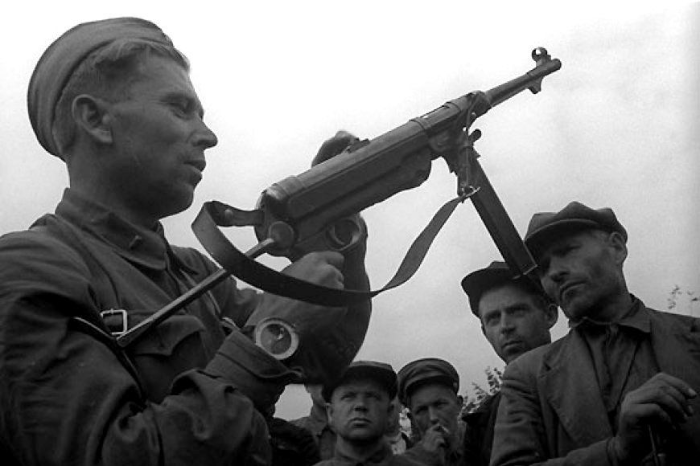 Советский солдат с трофейным немецким автоматом