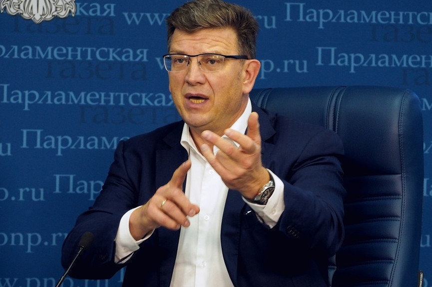 С таким-то чиновником, мы китайцев по численности населения в миг обгоним.2