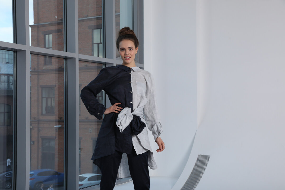 На модели: блузка (10271/светло-серый), блузка (10271/темно-синий).