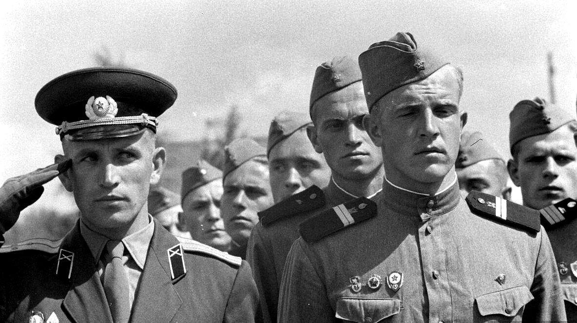 Образцово-показательное ношение пилотки в Советской Армии. Фото с сайта https://russian7.ru