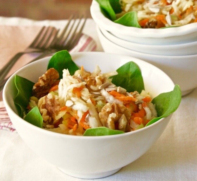 Салат из сельдерея с апельсином и грецким орехом.