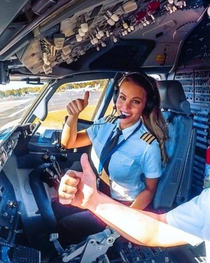 Женщина пилот самолёта. Фото из интернета. 