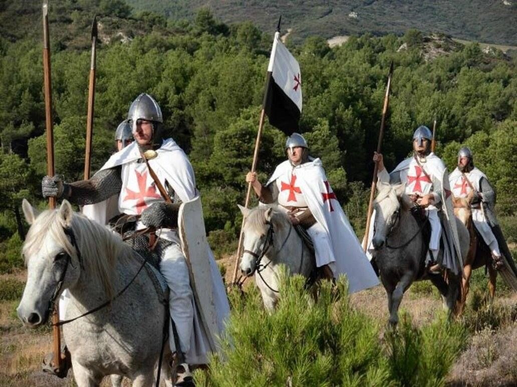 Поход рыцарей. Кавалерия тамплиеров. Crusader реконструктор. Рыцарь в походе. Крестоносцы реконструкция.