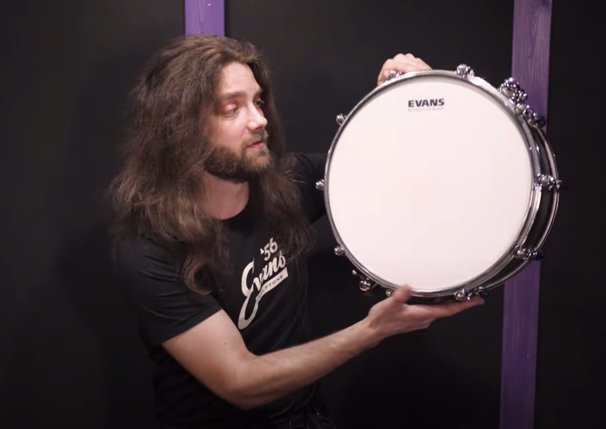 Дмитрий Фролов демонстрирует малый барабан с пластиком Evans UV1