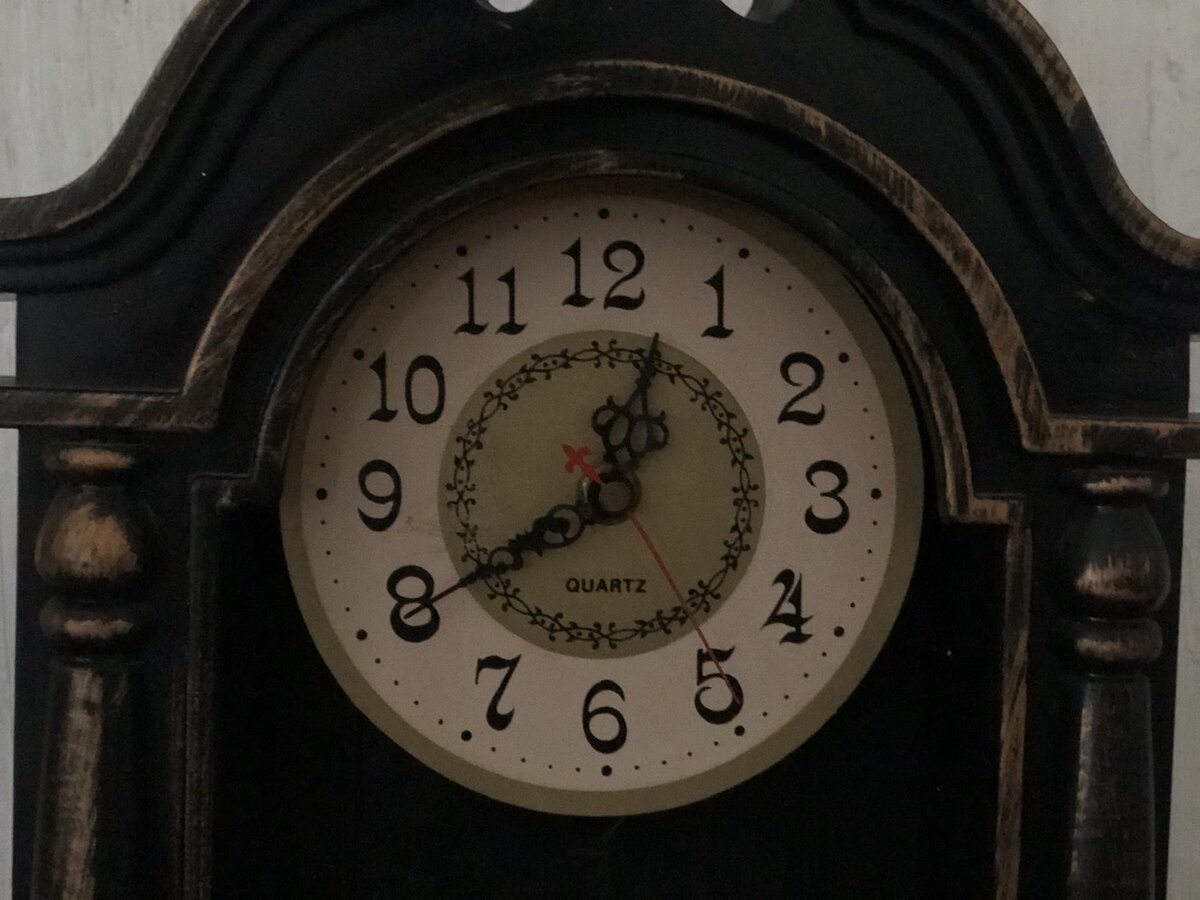 часы стабильно. картинка часов. циферблат часов. часы с сапфировым стеклом. полировка стекла часов.