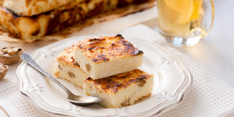 Дайте запеканке постоять в духовке, чтобы сохранить плотность