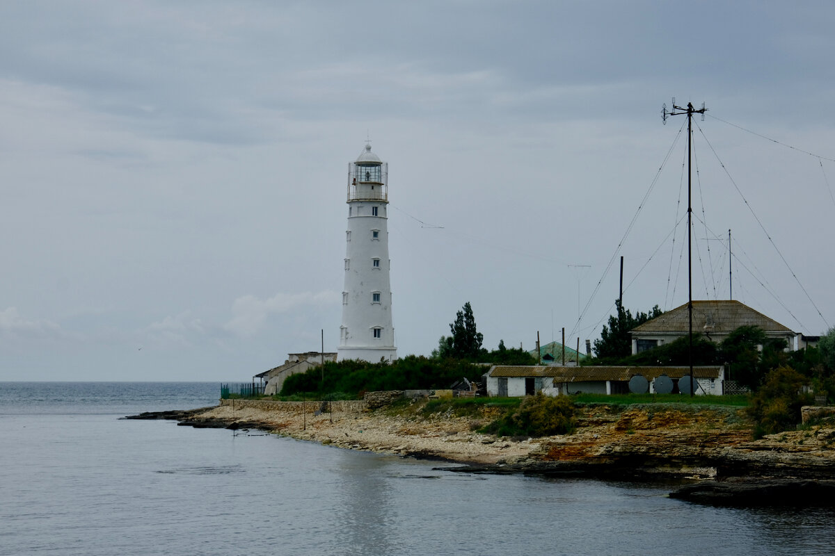 Справа от маяка - Антенное поле. Радиотехническая система дальней навигации МАРС-75.  И воинская часть. 