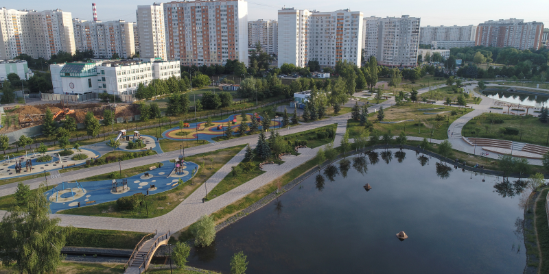 Многие парки в Москве имеют огромные детские площадки с множеством городок, качелей, паутинок и других развлечений