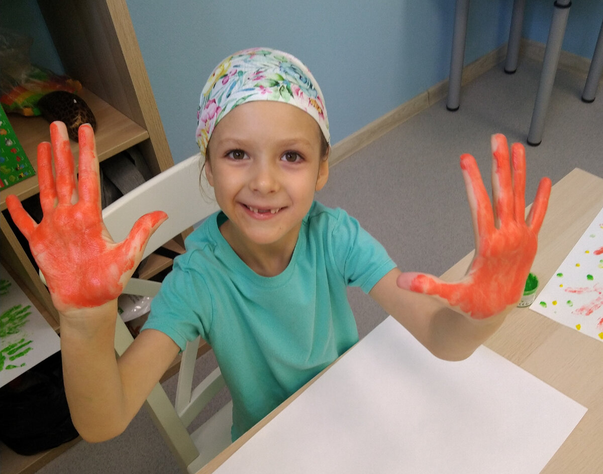 Руки в красках.