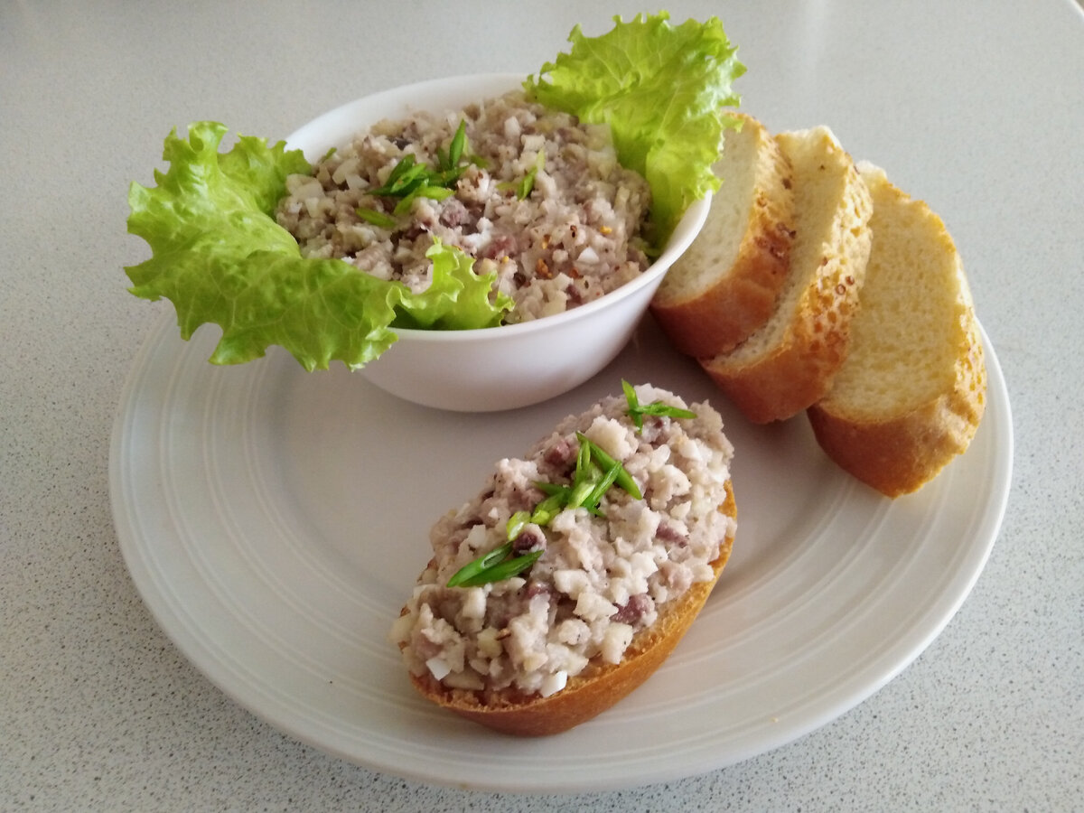Форшмак это. Форшмак из селедки. Форшмак из соленой сельди. Продукты на форшмак. Форшмак из сельди красивая подача.