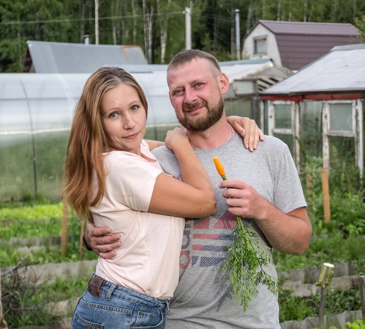 Это мы с мужем, жуём собственную морковку 