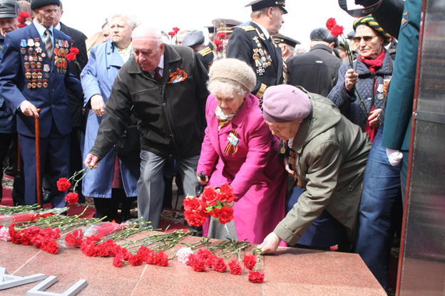 Возложение цветов к Вечному огню — одна из традиций празднования 9 Мая