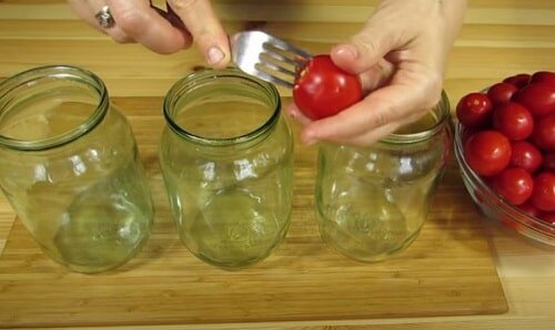 Як романтично пахне ковбаса і помідори в банці зашарілись. Помидоры с базиликом на зиму. Помидоры 6 ложек сахара. Посолка помидор чири сладкие в рассоле видео. Кухня наизнанку жареные помидоры на зиму.