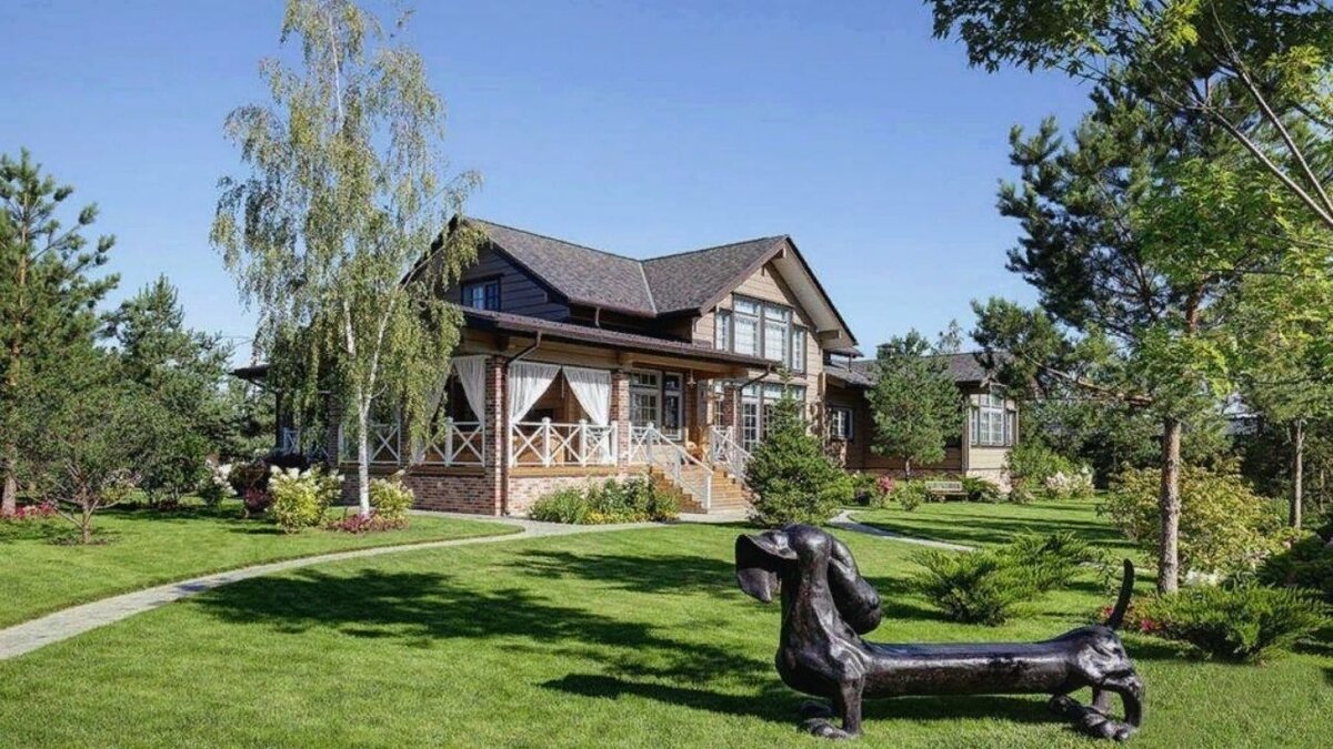 Двор в частном доме. Территория была ухожена. Благоустройство участка. Благоустройство территории участка. Красивая дача.