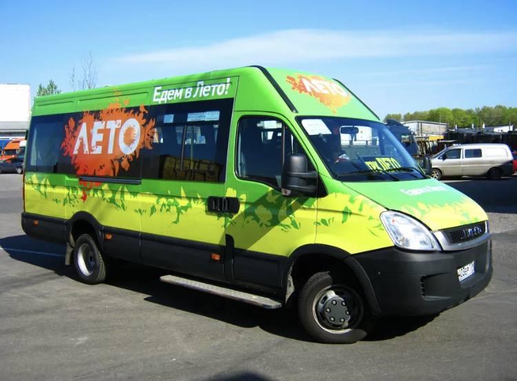 в-основном, все пытаются привлечь внимание яркой окраской(фото из интернета)