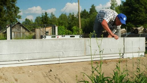 Установил опалубку фундамента, которая не будет сниматься после заливки