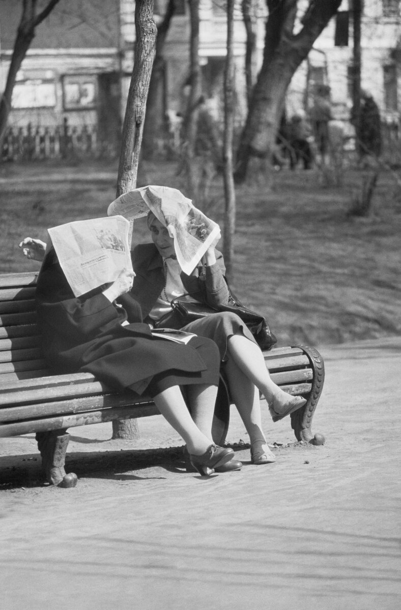 Владимир Степанов. На бульваре. 1958 © Галерея Люмьер