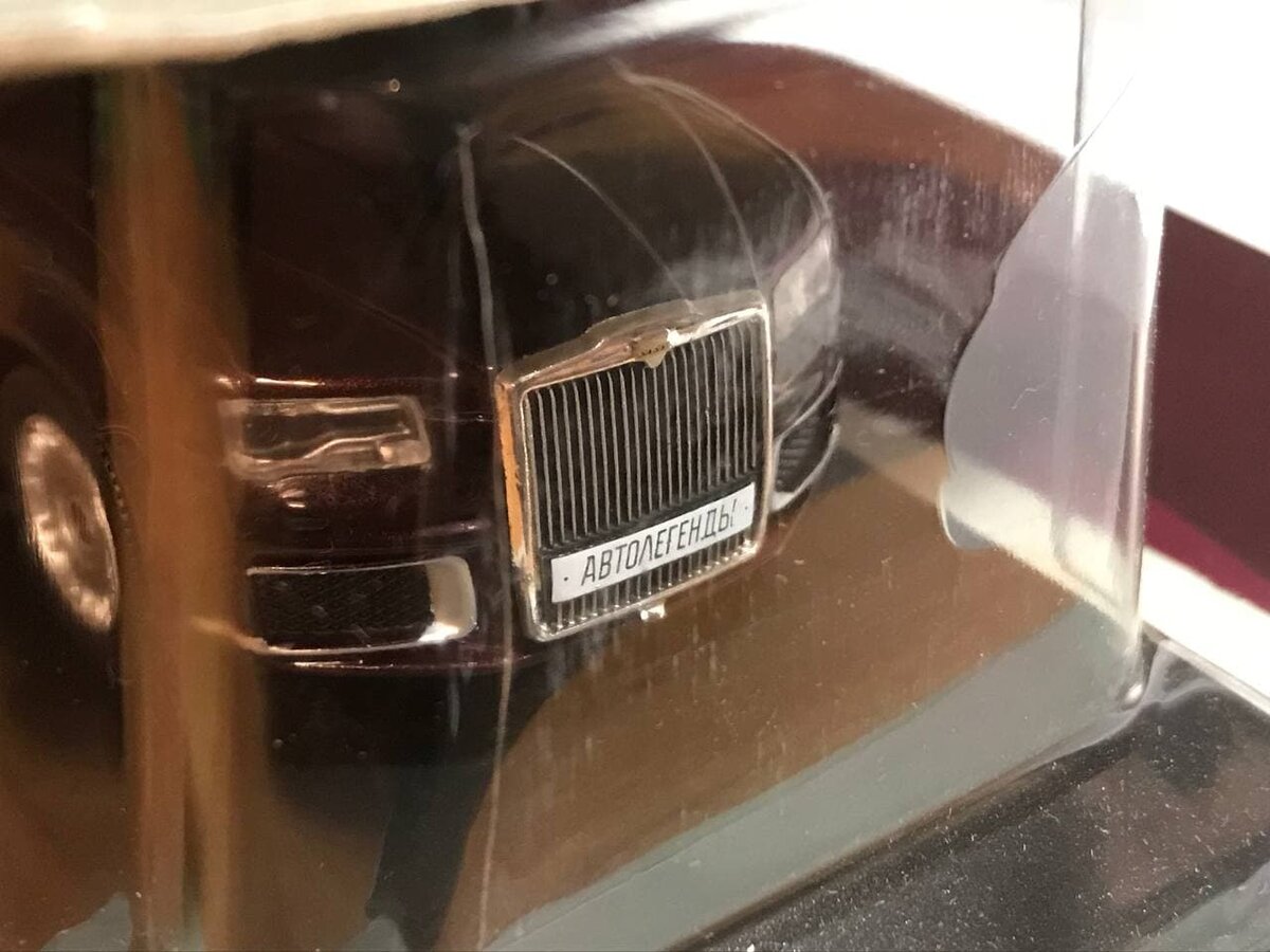 Облой - во втором выпуске он повсюду, так что будьте максимально внимательными. На данном фото демонстрируется кусок литника под решеткой. 