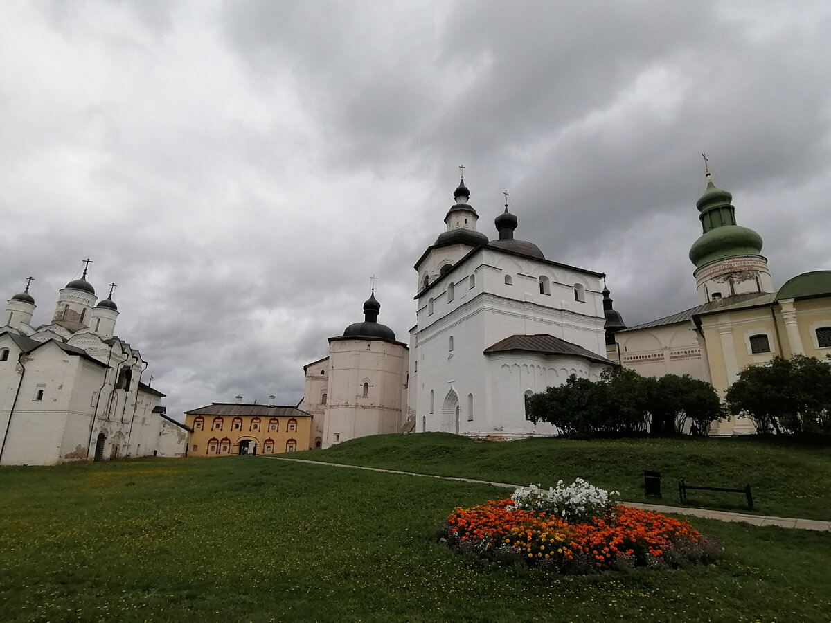 Соборная площадь в Кирилло-Белозерском монастыре. Фото автора