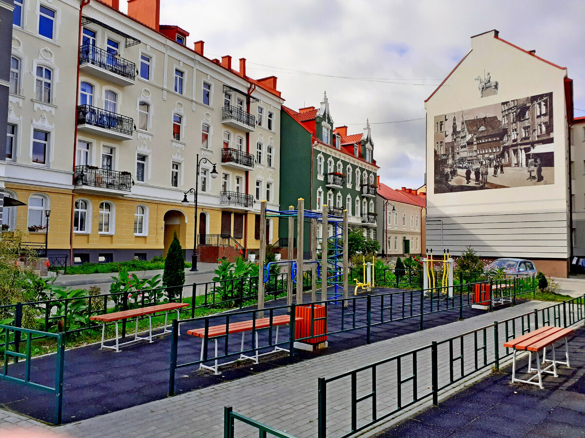 Довоенные немецкие дома с отремонтированными крышами и фасадами на ул. Театральной в Черняховске. Наши дни. Фото автора