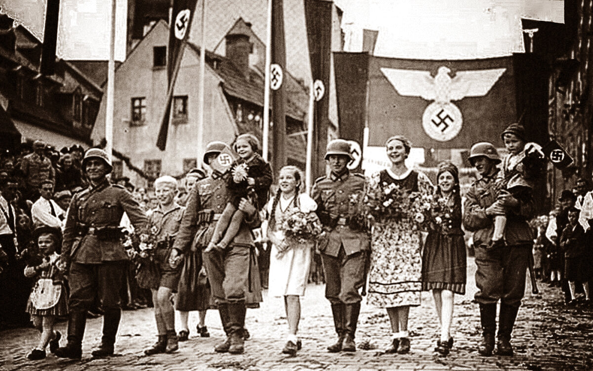 Жители чешского города Аш с большой радостью встречают немецкие войска. /фото реставрировано мной, изображение взято из открытых источников/