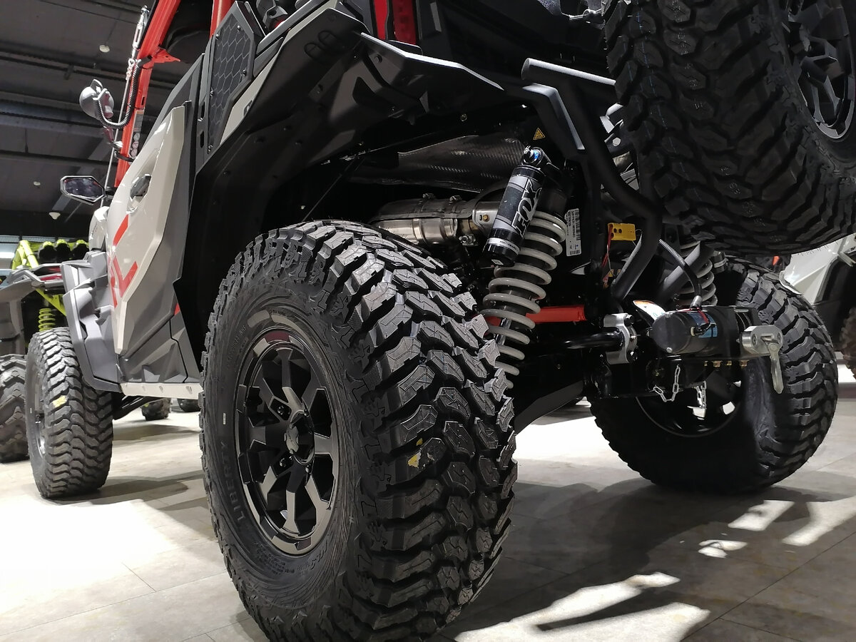 Клиренс впечатляет! Никакой лифт не ужен. Меси грязь, да радуйся жизни!