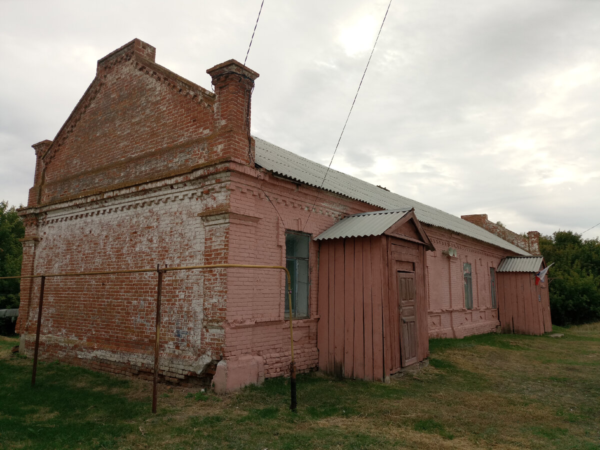 Вот Дом культуры в с.Давыдовка, что в Самарской области. Фото автора. Сентябрь 2021г. Вид с парадной стороны. 