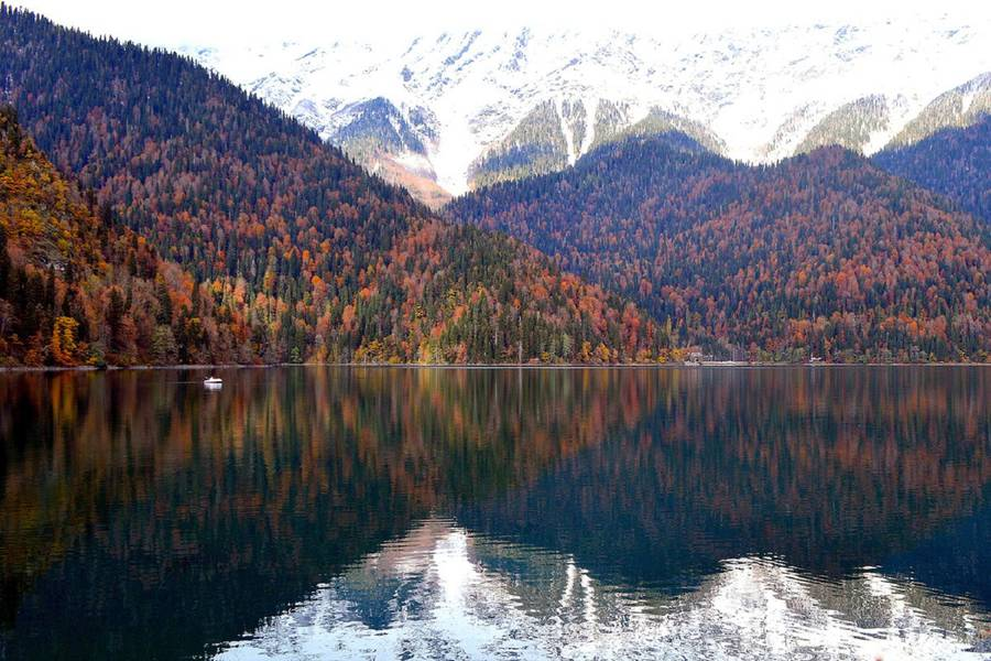 Погода в абхазии в ноябре. Озеро Рица Абхазия осенье. Озеро Рица Абхазия осенью. Озеро Рица Абхазия осень. Осенняя Абхазия Рица.