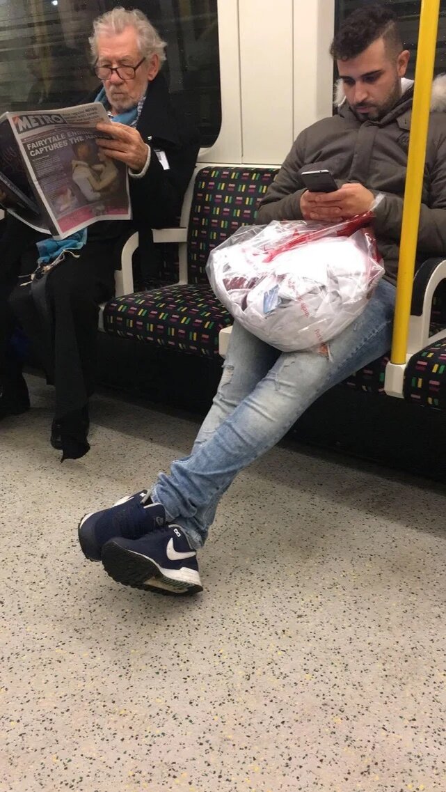 Сэр Иэн Маккеллен в лондонском метро