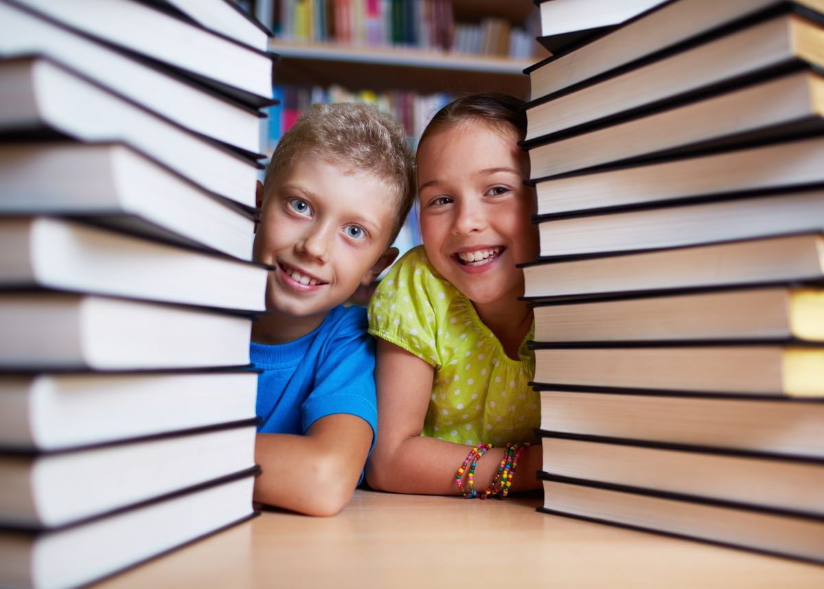 Фотоконкурс с книгой. Фото 2 детей с Кригами. Pile of student books and Kids. Обмен книгами дети.