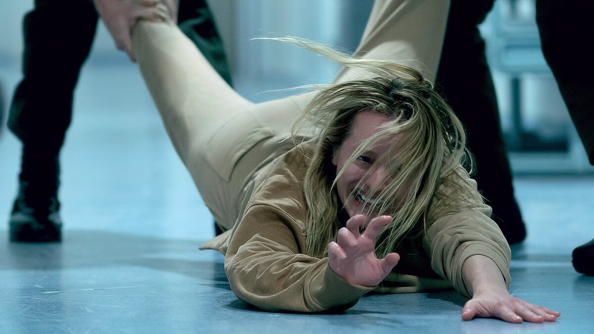 Кадр из фильма "Человек-невидимка", 2020 г.