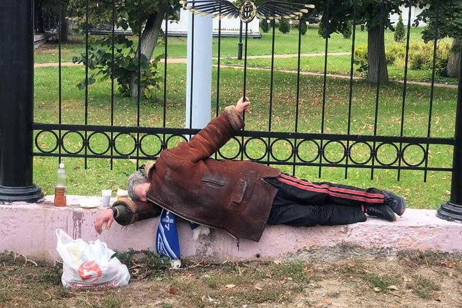 Бездомный + алкоголь