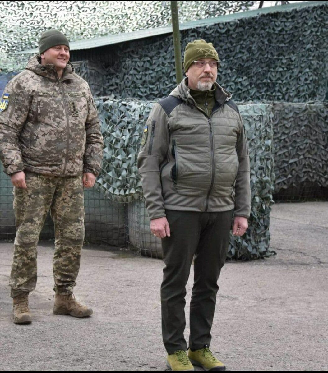 Обожаю это фото: новый министр обороны приехал на фронт
