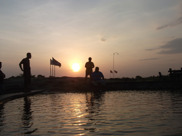 отец и сын на закате дня. Шри-Ланка 2011 год