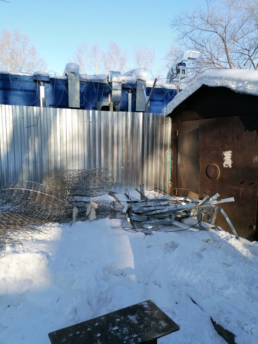 Городская "СПИРТТОЧКА" здесь осуществляют приём металлолома,а также продают "страждующим" горячительные напитки. Всесезонно. На любой кошелёк. Анонимно.