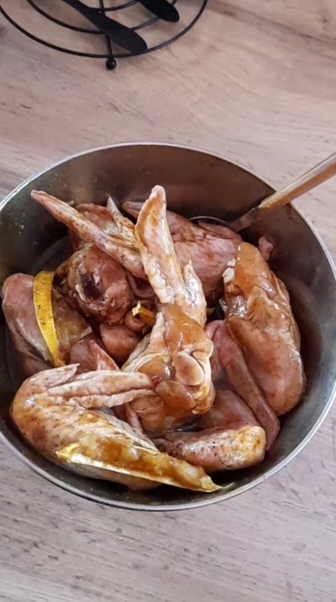 Вот они, крылышки, замачиваются в соусе. 