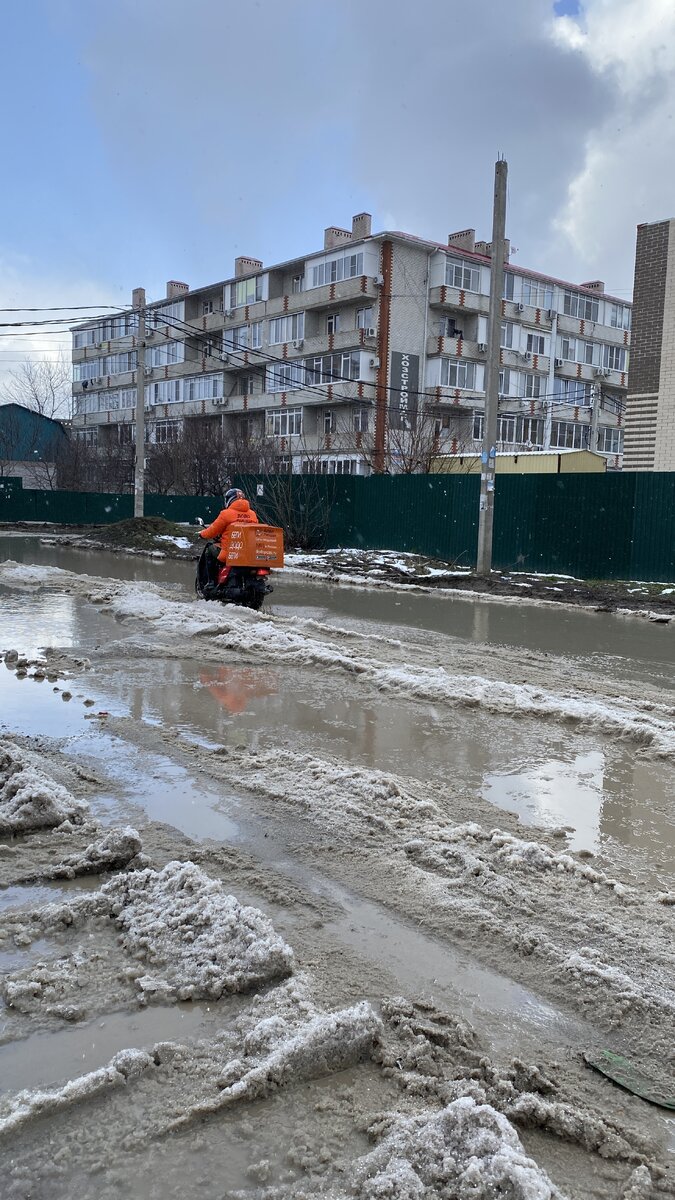 На этой улице нет ливневок, поэтому воде некуда уходить…