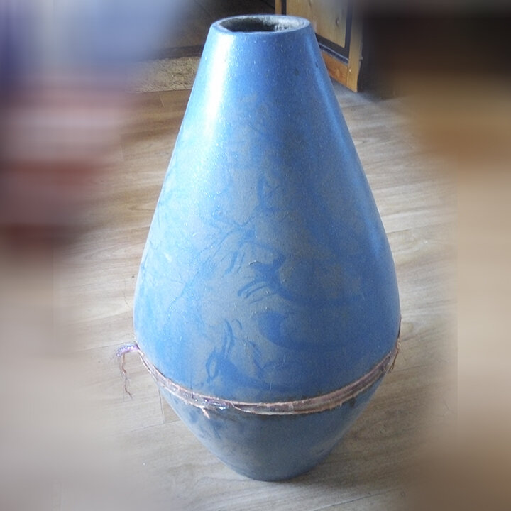 Тело мриданги, из полиэфира, немного пыльное - достал из чулана.