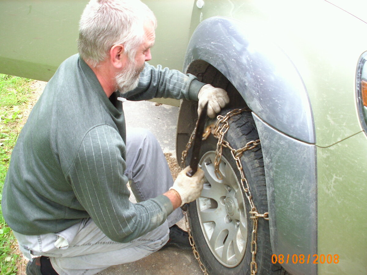 Сейчас поедем, только бантиком завяжу. Это та самая Мазда, ох и покуролесил на ней, в какие только дебри на забирался.