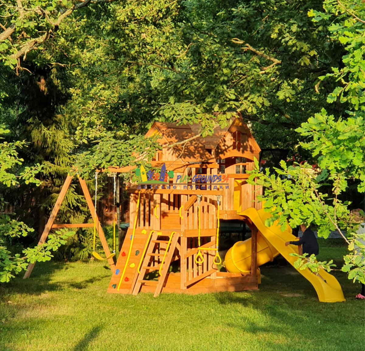 На такой роскошной площадке и 40-летний мальчик не прочь поиграть и покачаться