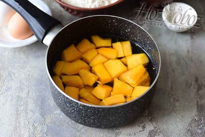 Нарезаем тыкву и отвариваем в небольшом количестве воды до мягкости