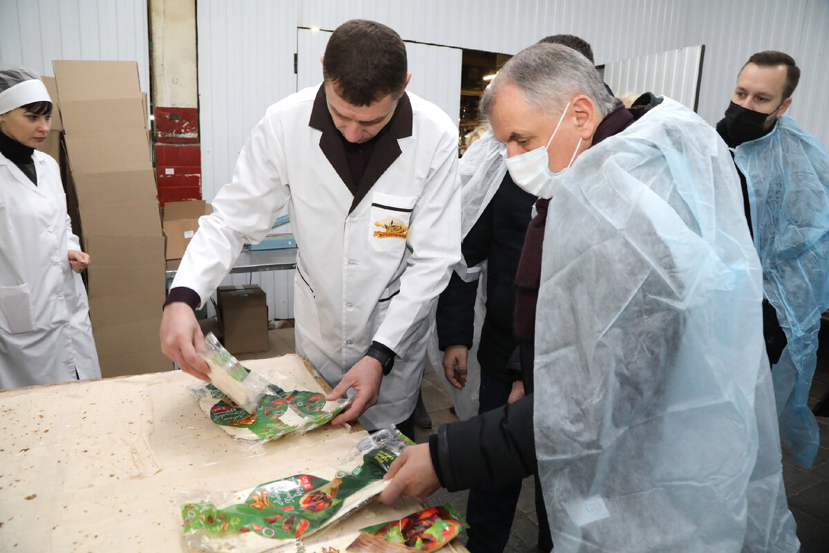 На хлебокомбинате в Феодосии В. Константинову показывают образцы продукции