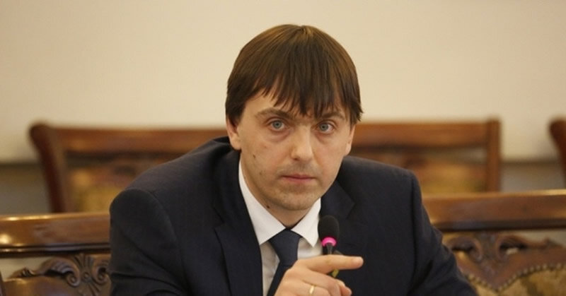 
2022. Министр Кравцов защищает Серафиму