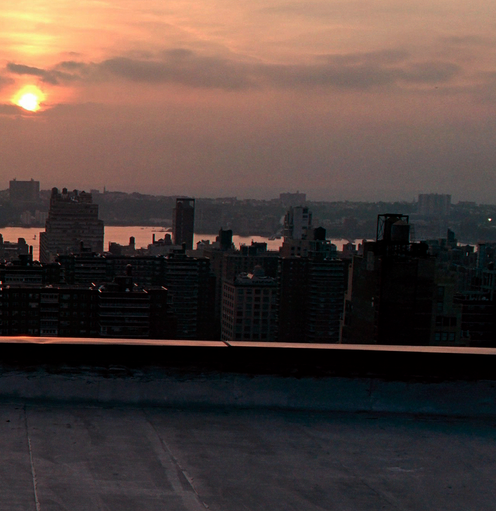 Каждый в своём одиночестве, точно в пустой квартире, пишет себе пророчества и спорит с собой  в эфире...