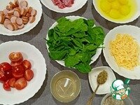     Помидоры режем колечками или пополам (если маленькие). Сыр отправляем через терку, сосиски и салями шинкуем. Яйца отправляем в тарелку не разбивая желток. Чеснок мелко шинкуем.