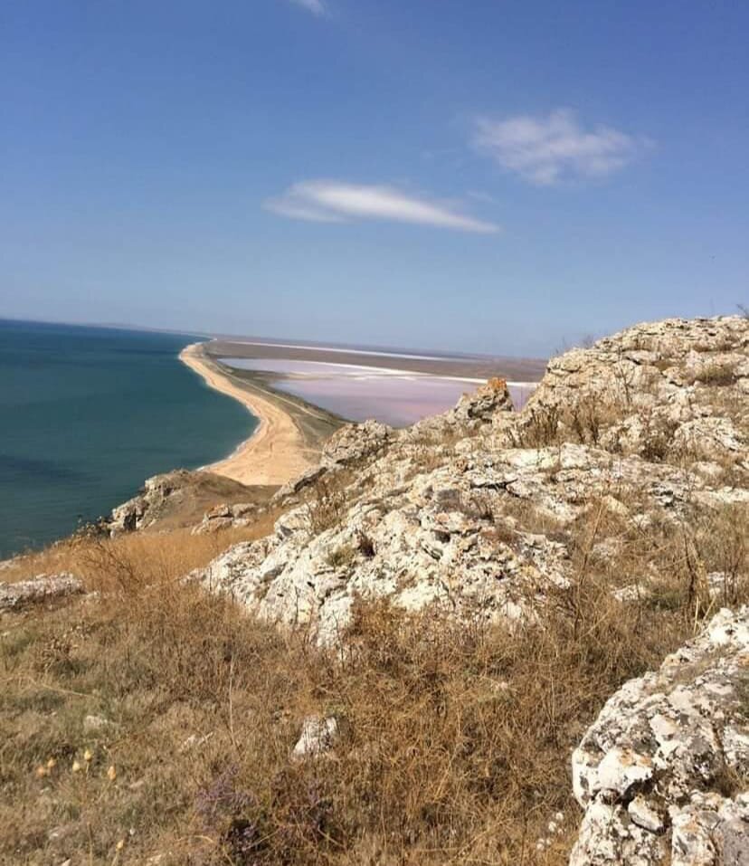 Кояшское озеро отделено от Черного моря узкой полосой песчаного берега. Фото: Нелли Кологрив. Источник: личный архив.