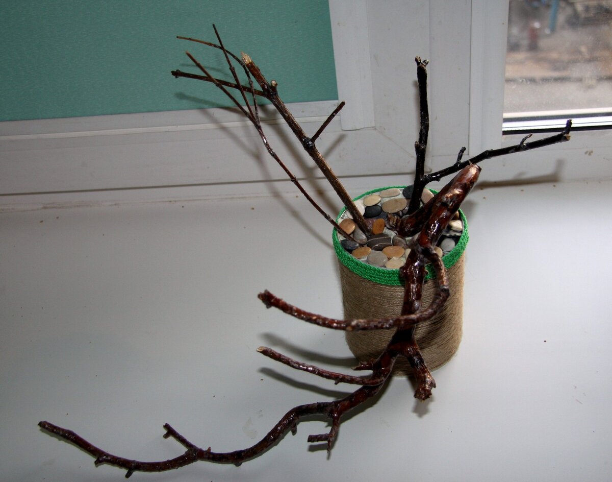 Обычные ветки и простая банка могут превратится в прекрасный декор ( в процессе)