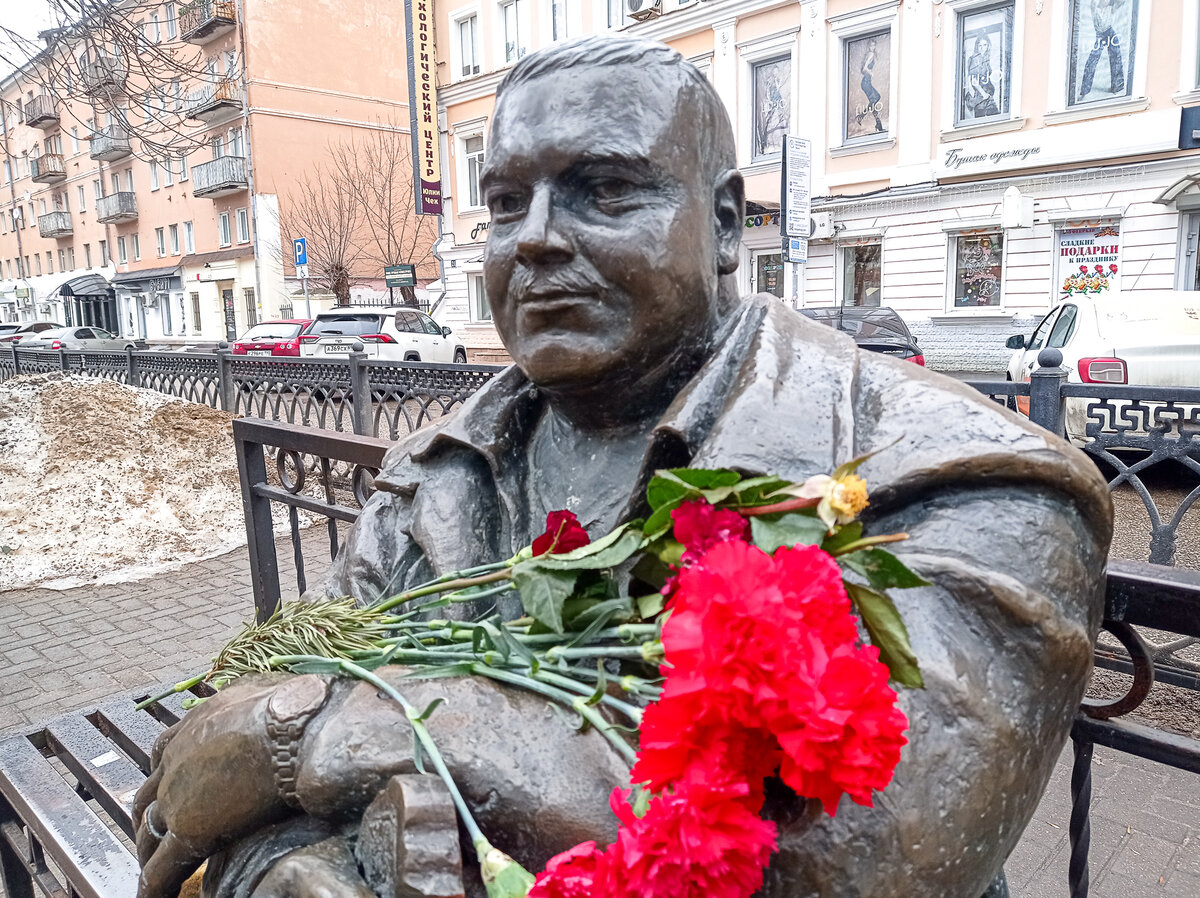 Где в твери памятник кругу. Памятник Михаилу кругу. Памятник Михаилу кругу Тверь. Памятник Михаилу Тверскому в Твери. Памятник кругу в Твери фото.