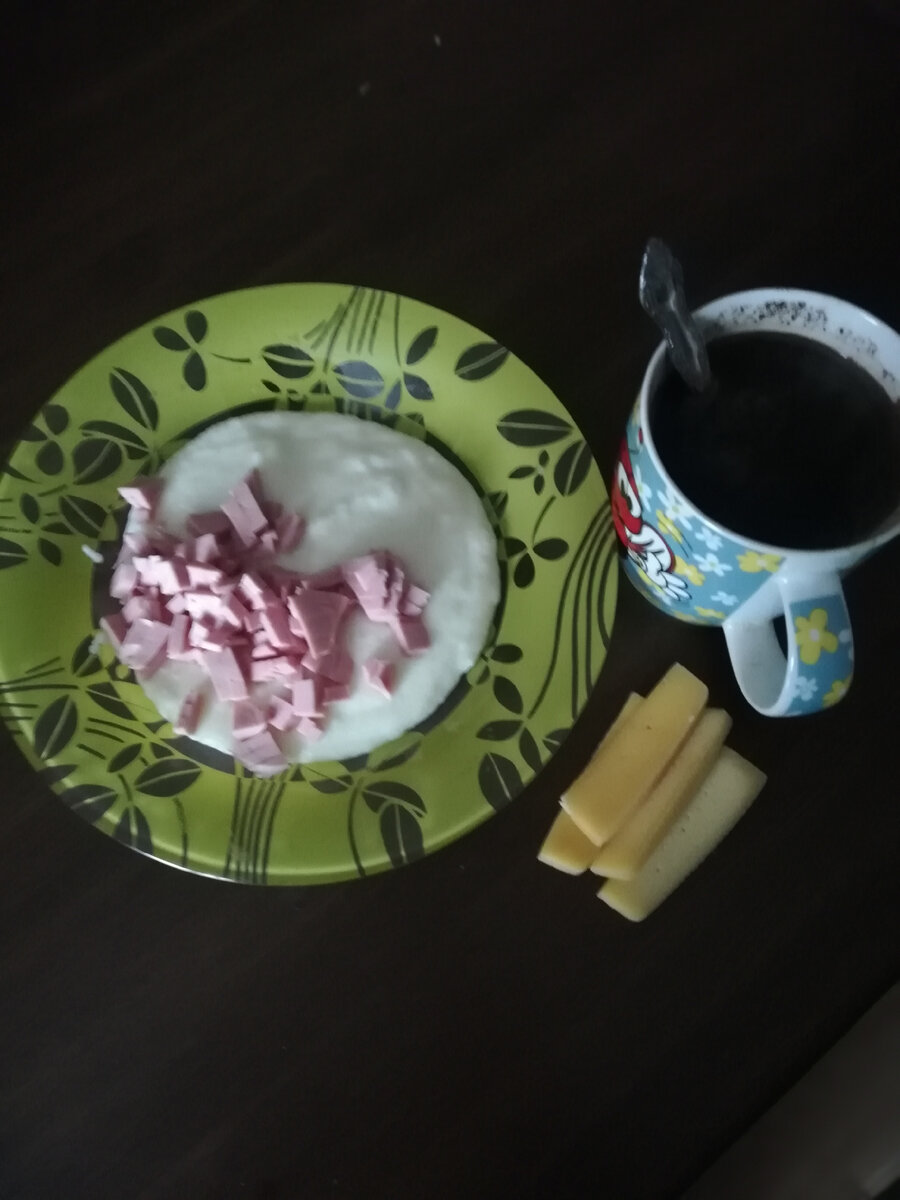 Манная каша с колбасой😋Такой завтрак традиционно мама готовила нам с сестрой, потом племянника моим, а сейчас и моя дочка молочную кашу ест только с колбасой. Если никогда не пробовали, обязательно попробуйте. 