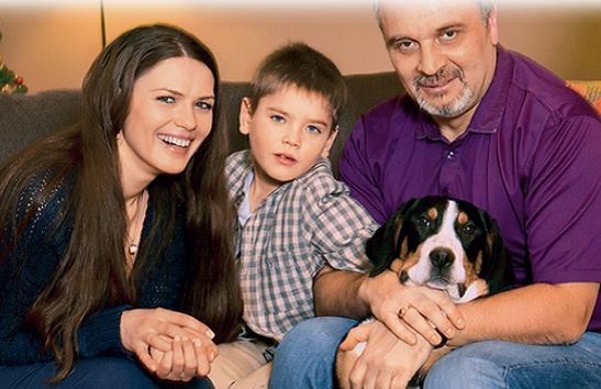 Юлия Галкина с сыном и мужем.Фото Яндекс.Картинки.